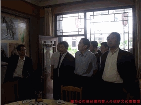 公司总经理向客人介绍驴文化博物馆